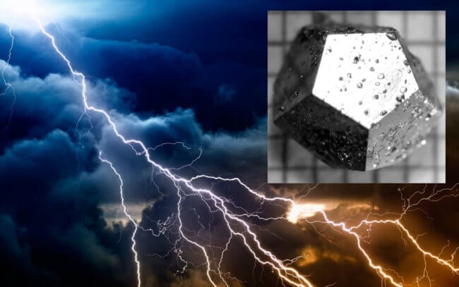 После ударов молний на земле образуются редкие кристаллы. Фото.