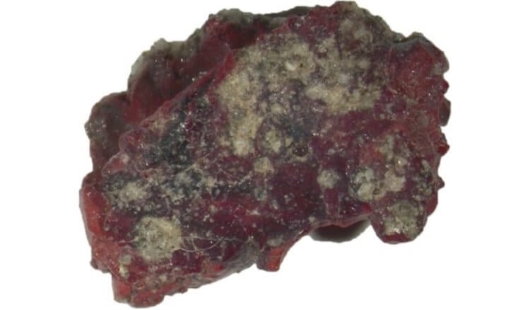 Самые редкие кристаллы в мире. Образец красного тринитита, содержащий квазикристалл. Фото.