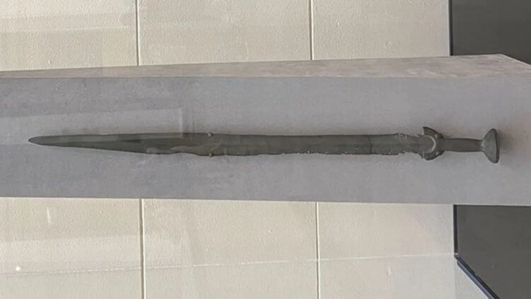 Чем бронза лучше железа. Бронзовый меч, найденный в реке Дунай. Фото.