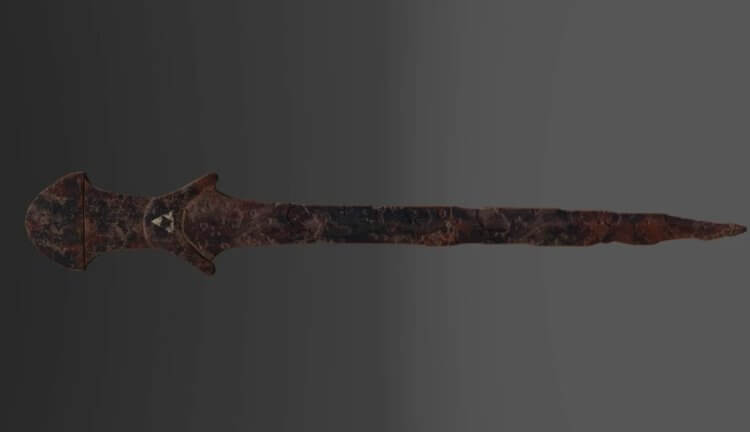 Древний меч — частая находка. Обнаружение древних мечей в археологии не является редкостью. Фото.