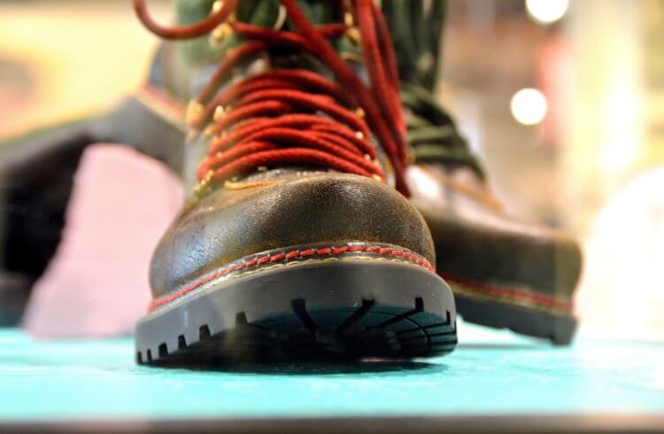 Грибок на ногах — как обнаружить и лечить. Во время примерки обуви люди рискуют заразиться грибком. Фото.