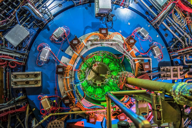 Изображение ядра внутри атома. RHIC (The Relativistic Heavy Ion Collider) — релятивистский коллайдер тяжелых ионов, расположенный в Брукхейвенской национальной лаборатории США. Фото.