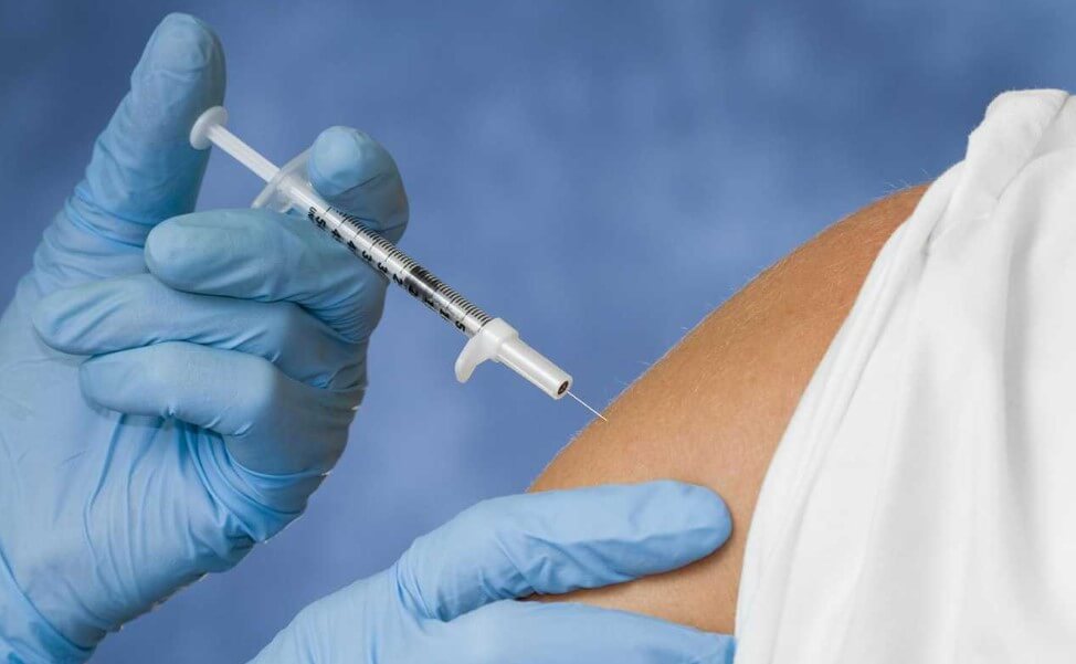 После прививки от гриппа люди болеют. Бояться вакцин считая, что они заражают болезнями — глупо. Фото.