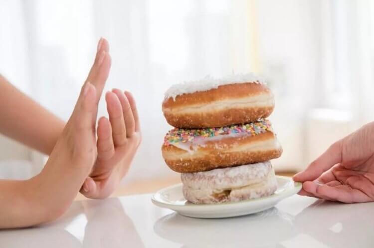 Ложка которая делает еду сладкой. Людям с сахарным диабетом противопоказано сладкое в больших количествах. Фото.