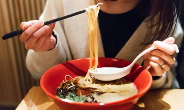 Столовые приборы для улучшения вкуса пищи. Возможно, в будущем китайские палочки для еды будут электронными. Фото.