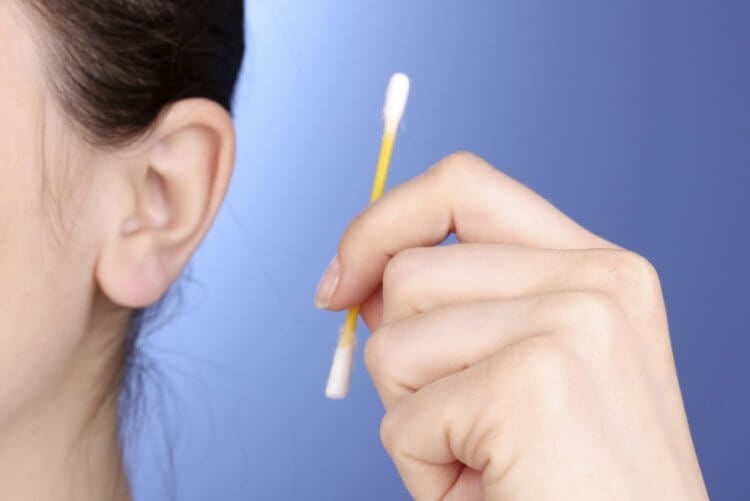 Как чистить уши без вреда для слуха. Ватные палочки нельзя использовать для чистки ушей. Фото.