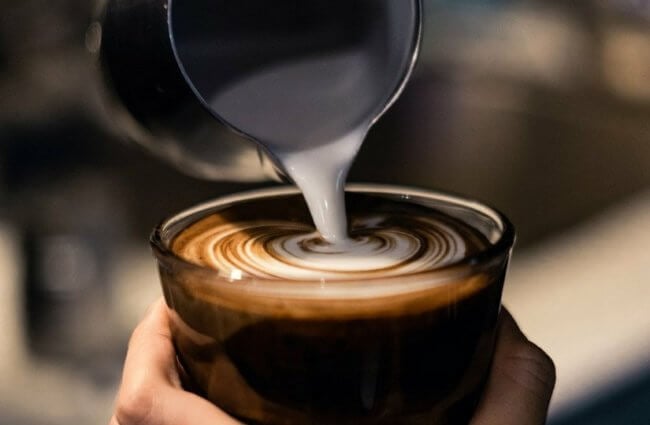 Почему кофе нужно пить с молоком? Фото.