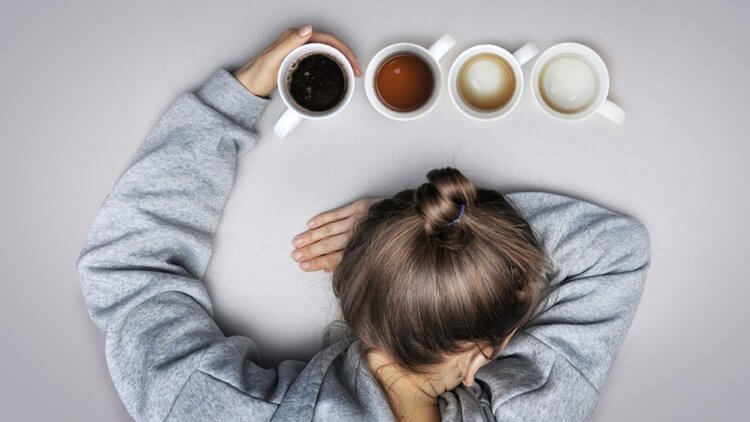 Почему кофе может вызывать сонливость. При регулярном потреблении кофе снижается восприимчивость к кофеину. Фото.