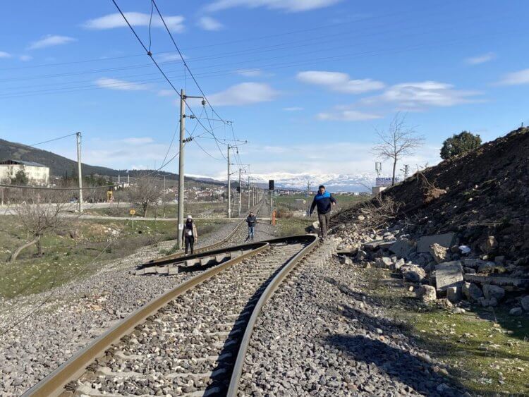 Что произошло с тектоническими плитами в Турции. Сдвиг литосферных плит хорошо виден по деформации железной дороги в Турции. Фото.
