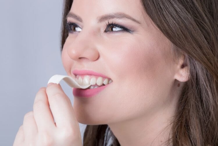 Жевательная резинка очищает зубы. В первую очередь жвачку используют, чтобы перебить запах сигарет и другие неприятные запахи. Фото.