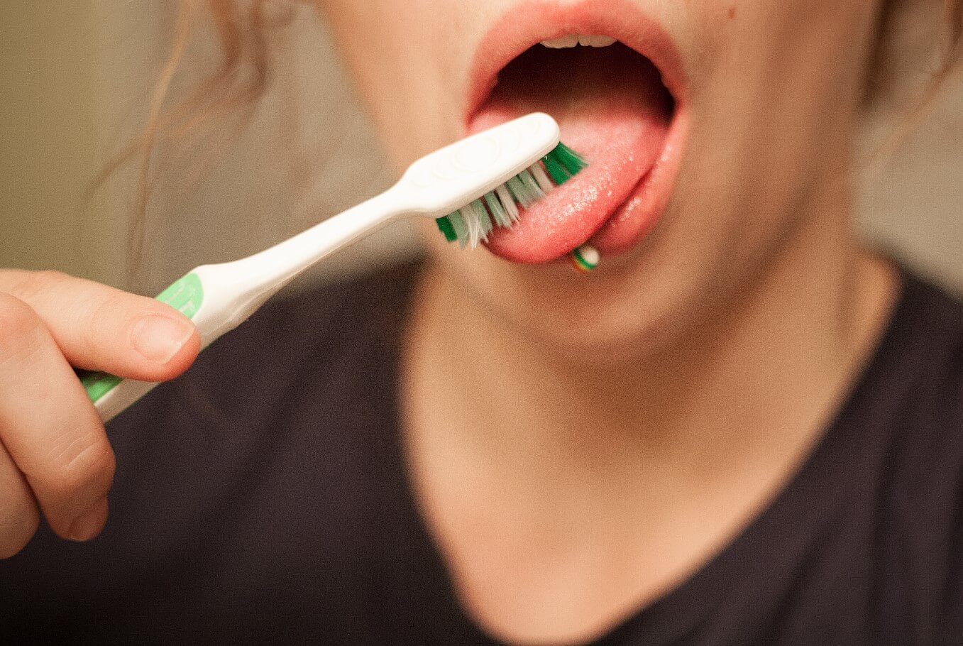 Чем опасно пользование чужой зубной щеткой. Перед чисткой зубов, нужно тщательно мыть щетку. Фото.