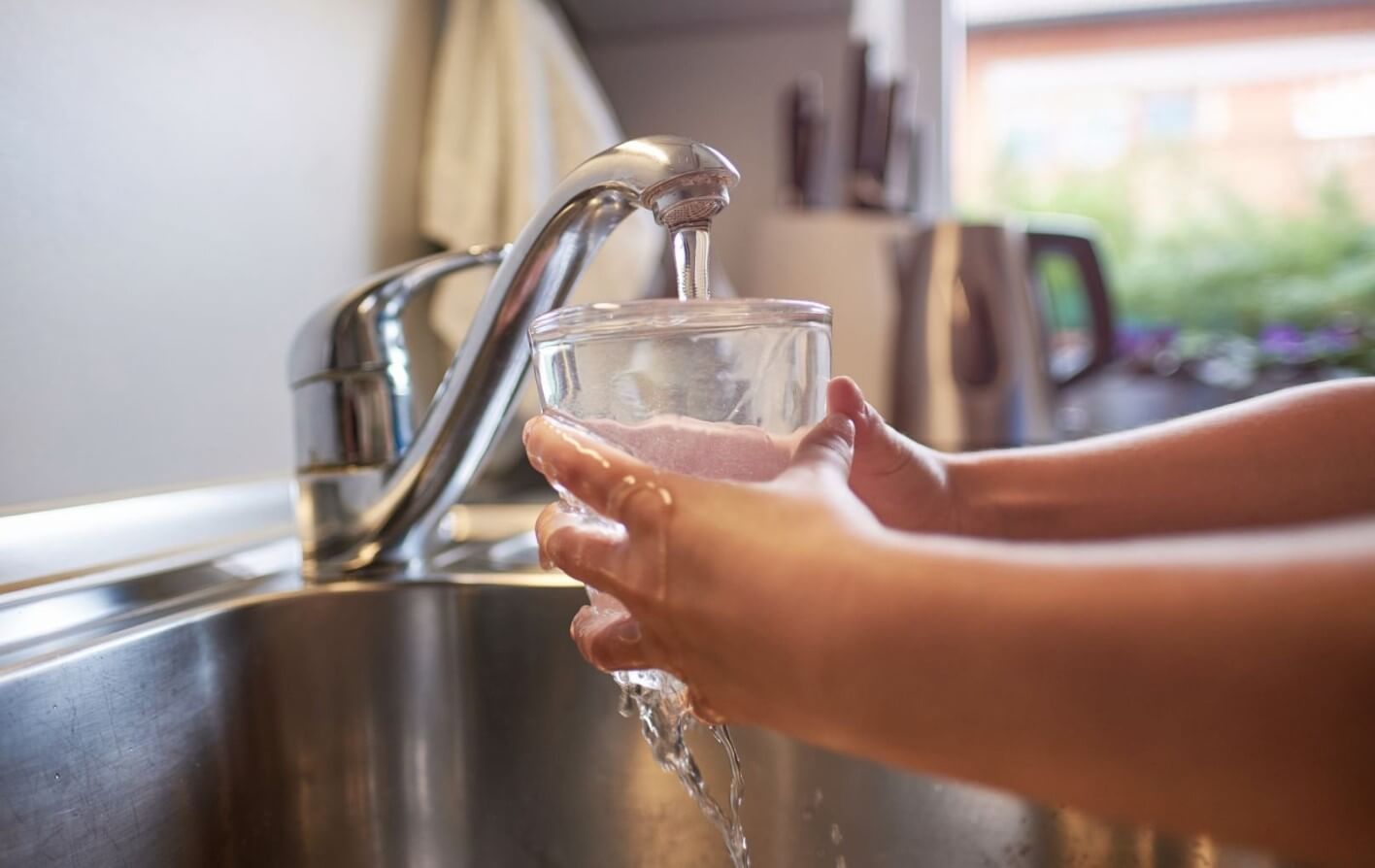 Подборка фактов о воде из-под крана — можно ли ее пить? Водопроводная вода считается чистой и ее многие пьют, но слишком часто делать это не рекомендуется. Фото.