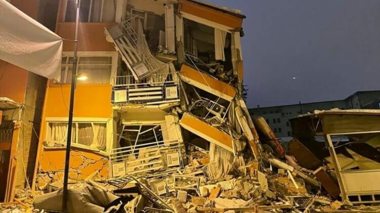 Последствия катастрофы. Огромное количество зданий обрушилось из-за нарушения строительных нормативов. Фото.