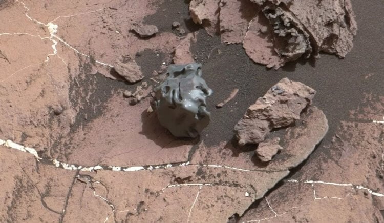 Метеориты на поверхности Марса. Метеорит «каменное яйцо» на Марсе. Фото.
