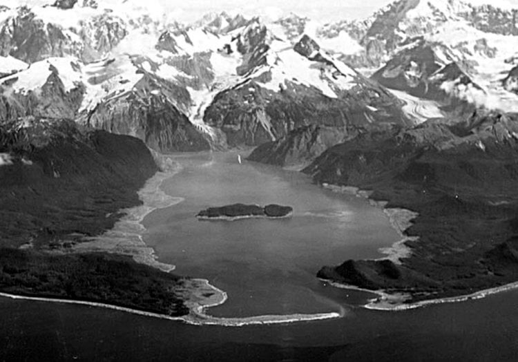 Землетрясения вызывают цунами. Залив Литуйя (Аляска) после землетрясения и цунами в 1958 году. Фото.