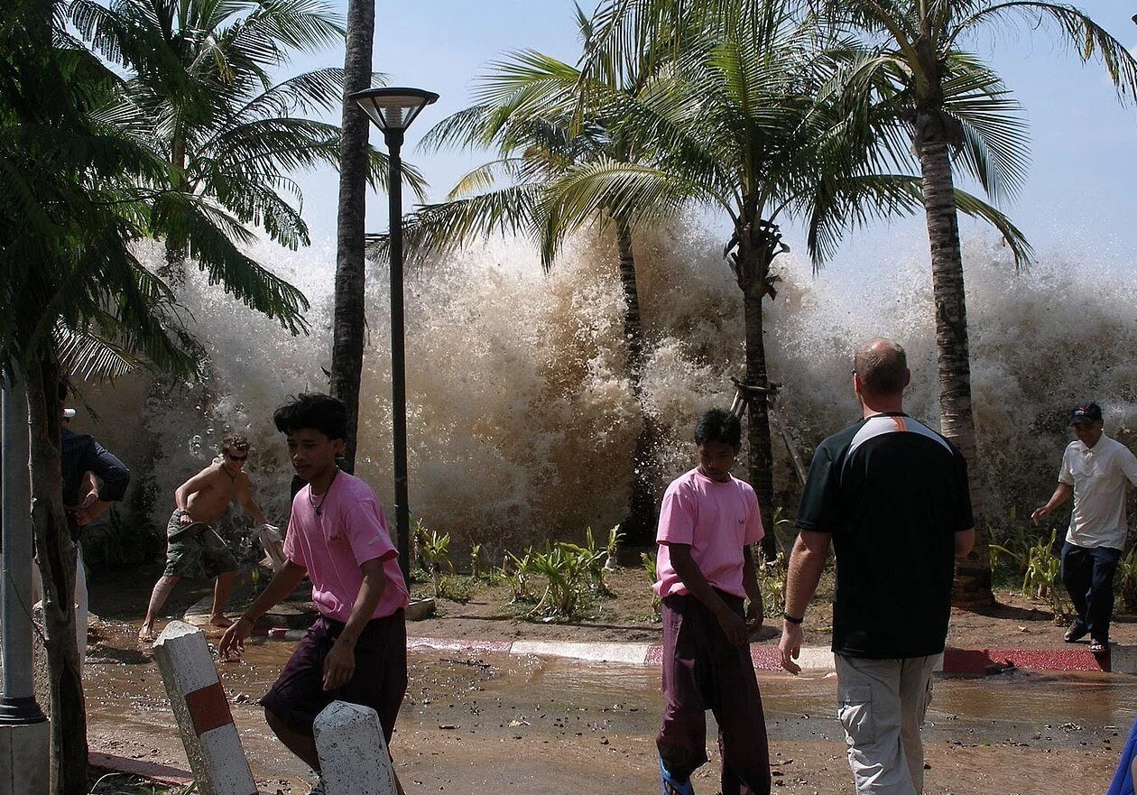Землетрясения вызывают цунами. В 2004 году цунами добралось до Таиланда. Фото.
