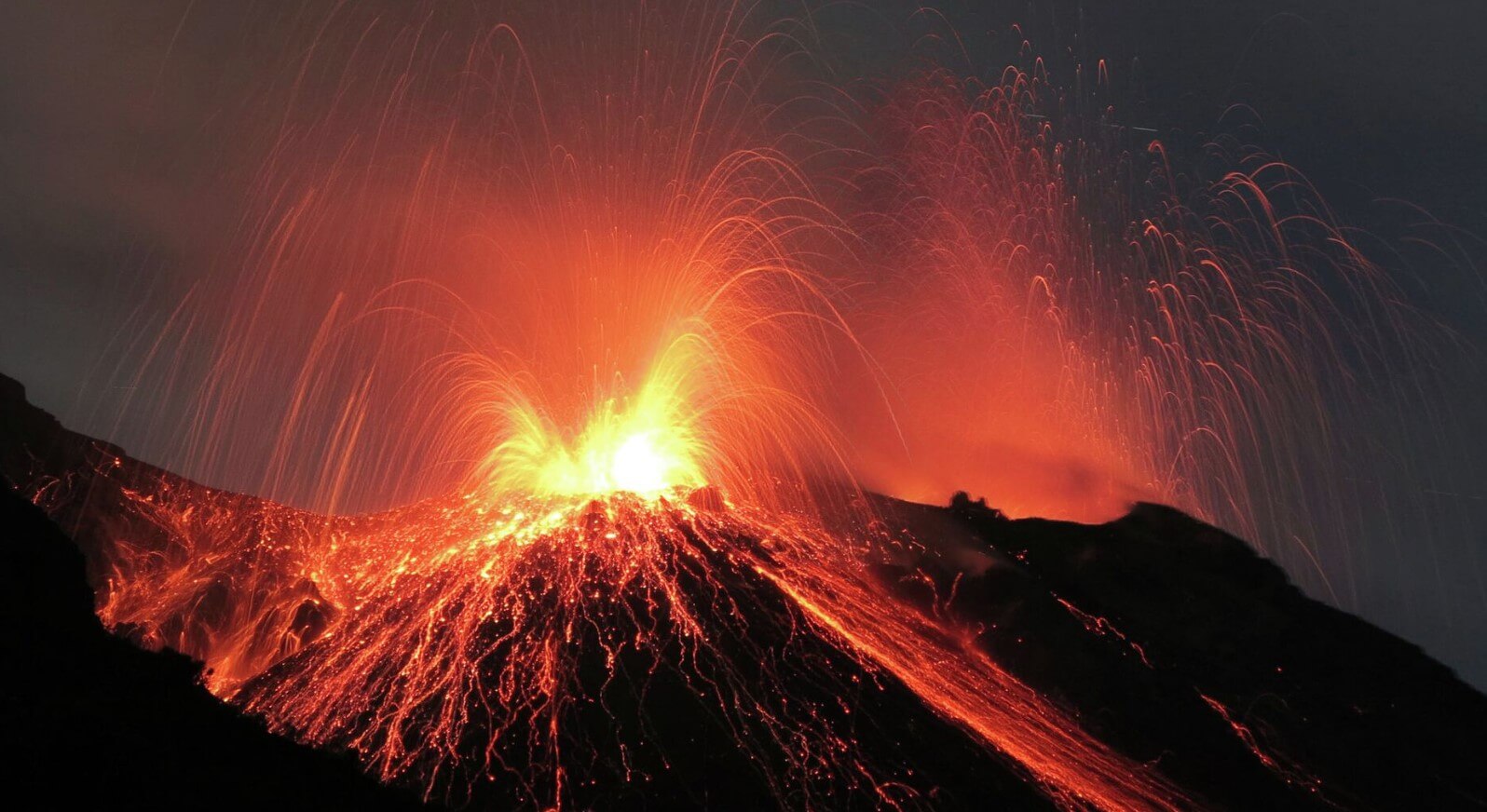 Землетрясения происходят до извержения вулканов. Извержение вулкана Ньирагонго (Конго). Фото.