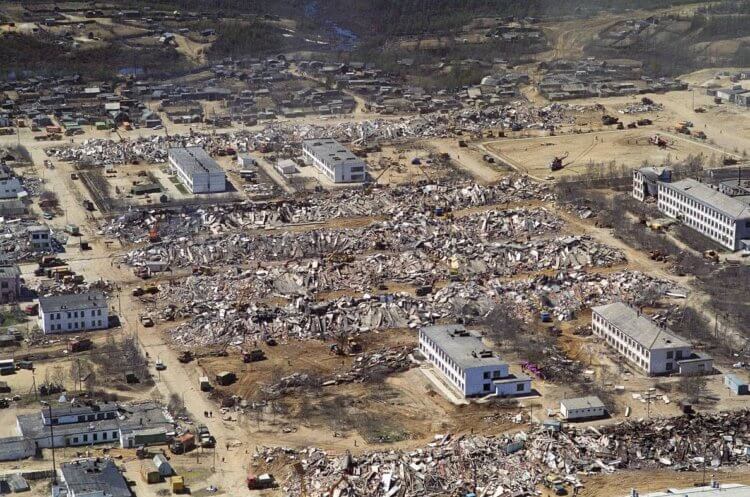 Землетрясение в Нефтегорске, 1995 год. Разрушенный Нефтегорск. Фото.