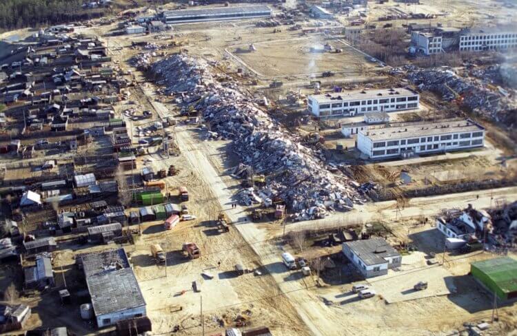 Землетрясение в Нефтегорске, 1995 год. После землетрясения Нефтегорск было решено не восстанавливать. Фото.