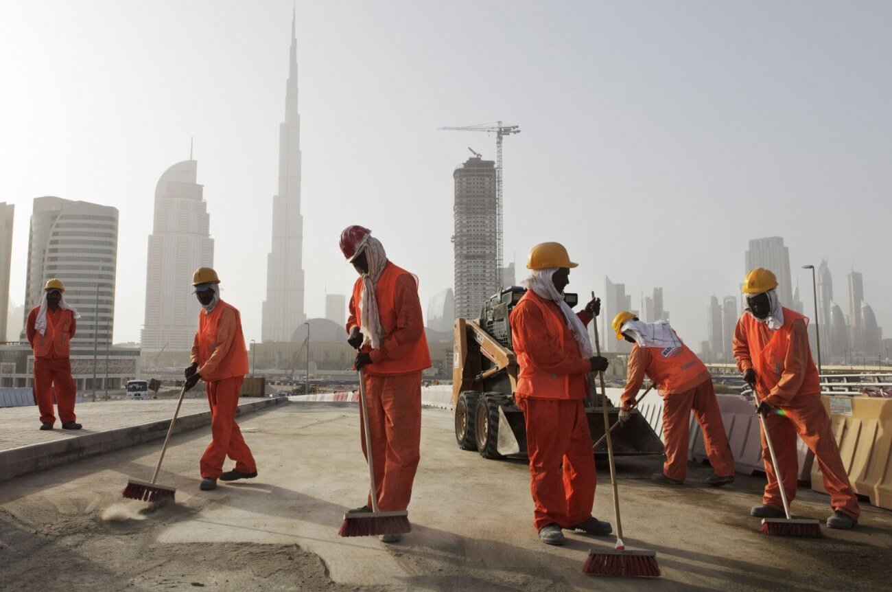 Сколько длится работа в других странах. Рабочие в Объединенных Арабских Эмиратах. Фото.