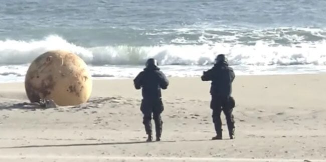 На берегу Японии найден загадочный металлический шар размером с человека. Что это такое? Фото.