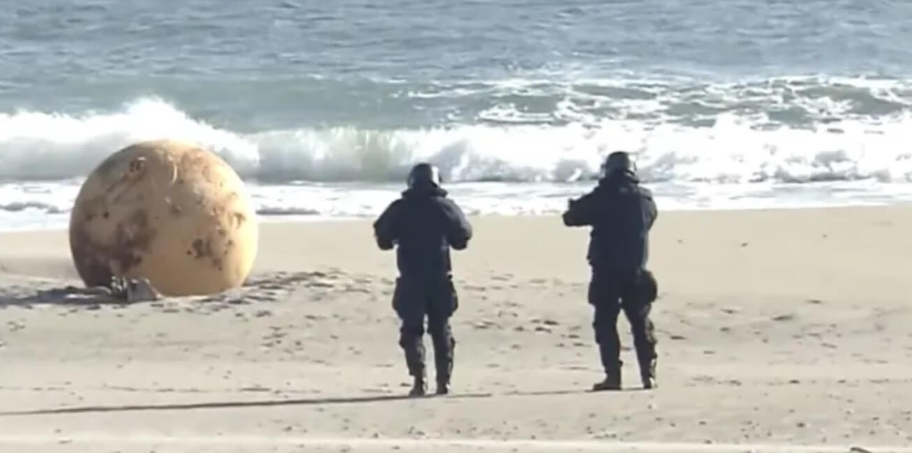 На берегу Японии найден загадочный металлический шар размером с человека. Что это такое