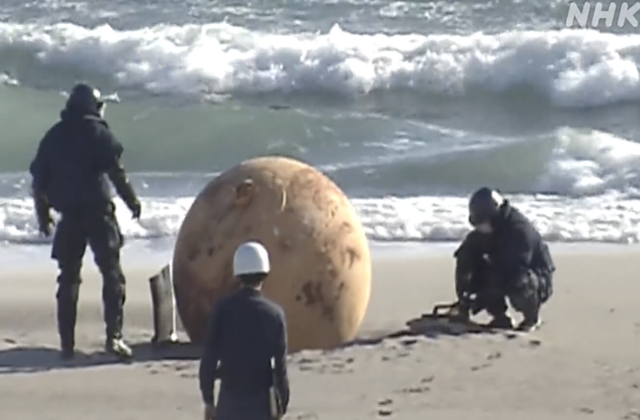 В Японии нашли шар из железа. Обнаруживший шар мужчина позвонил в полицию и они оцепили территорию. Фото.