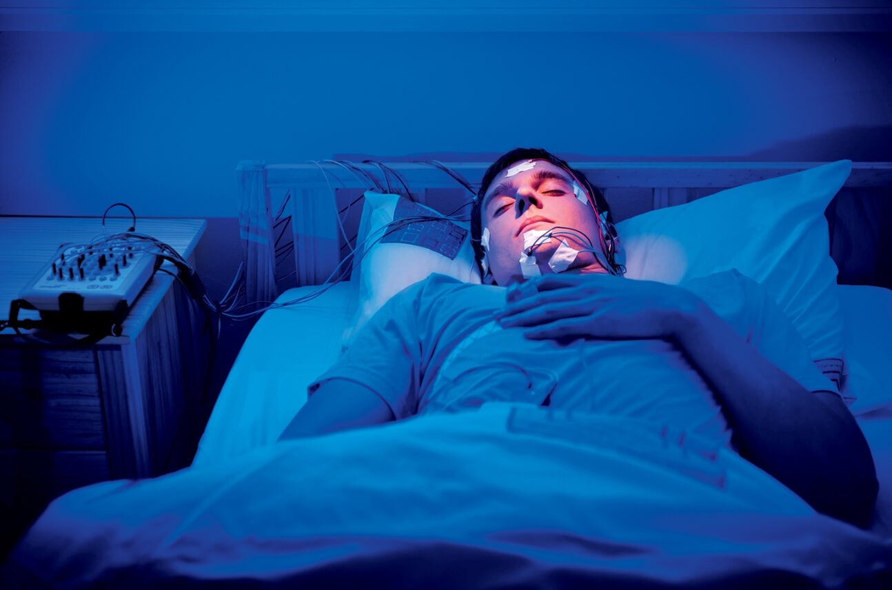 Лечение летаргического сна. Люди в летаргическом сне нуждаются в заботе со стороны. Фото.
