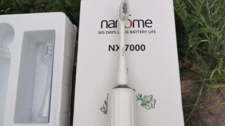 Электрическая зубная щётка со сменными насадками. В комплекте с Nandme NX7000 идёт сразу 12 сменных насадок. Фото.