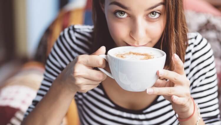 Кофе с молоком обладает целебными свойствами. По мнению исследователей, кофе с молоком помогает избежать многих возрастных заболеваний. Фото.
