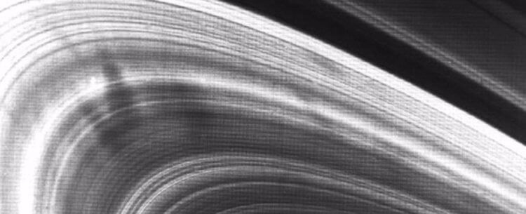 Загадочные пятна на кольцах Сатурна. Фотография пятен на кольцах Сатурна, сделанное «Вояджером-2» в 1981 году. Фото.