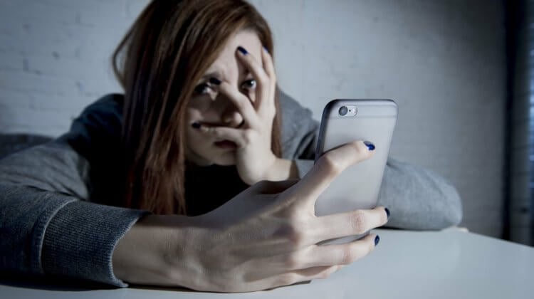 Уведомления смартфона — польза или вред? Ученые уже много раз доказывали, что смартфоны могут стать причиной депрессии. Фото.