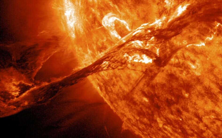 Необычный выброс на Солнце. Впервые ученые увидели, как протурберанец образует на Солнце вихри. Фото.