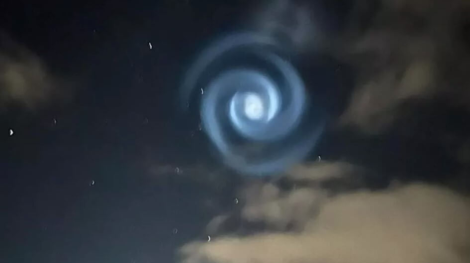 Спираль в небе после запуска ракеты. Спираль над Новой Зеландией. Фото.