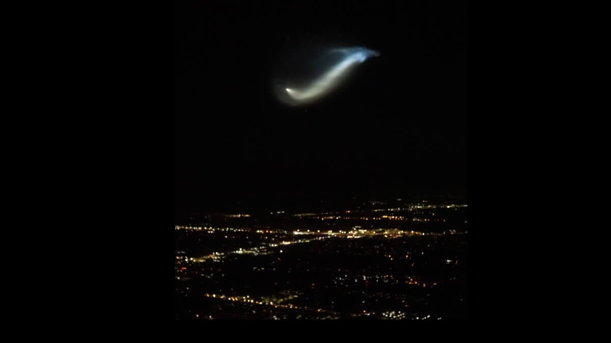 Свечение в небе — эффект после запуска ракет. «Космическая медуза», которая образовалась после запуска ракеты Falcon 9. Фото.