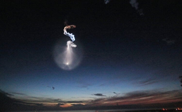 Свечение в небе — эффект после запуска ракет. Еще один красивый снимок «космической медузы». Фото.