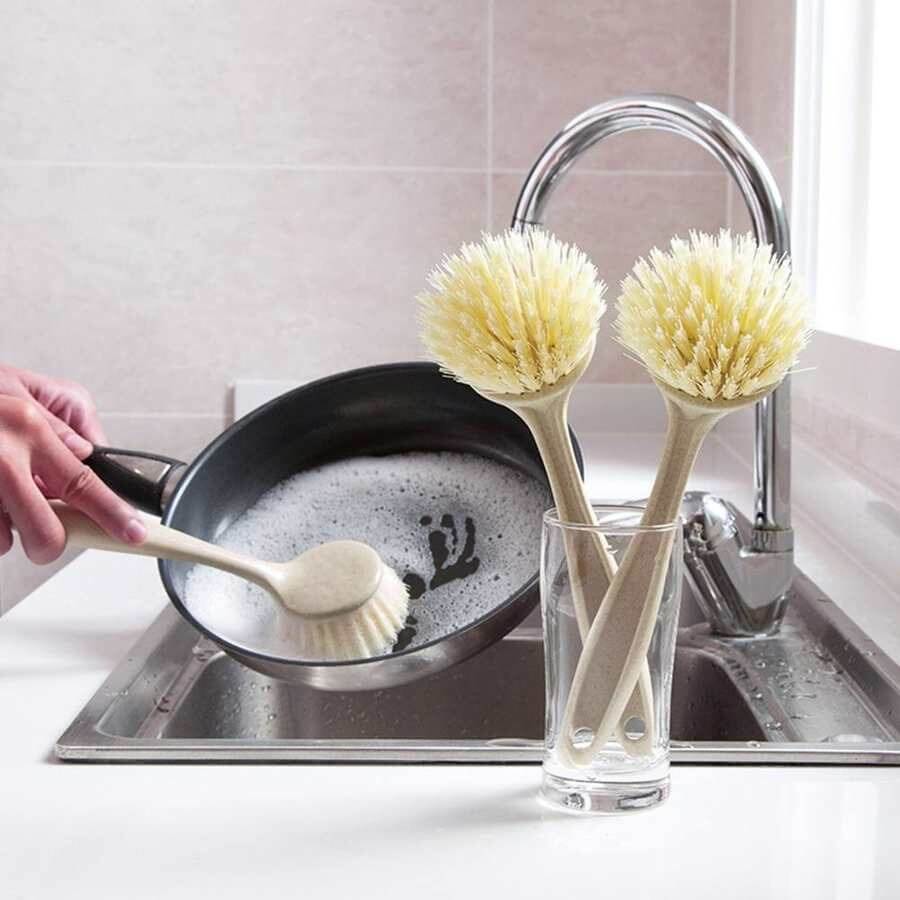 Чем заменить кухонную губку. Для мытья посуды лучше использовать щетку. Фото.