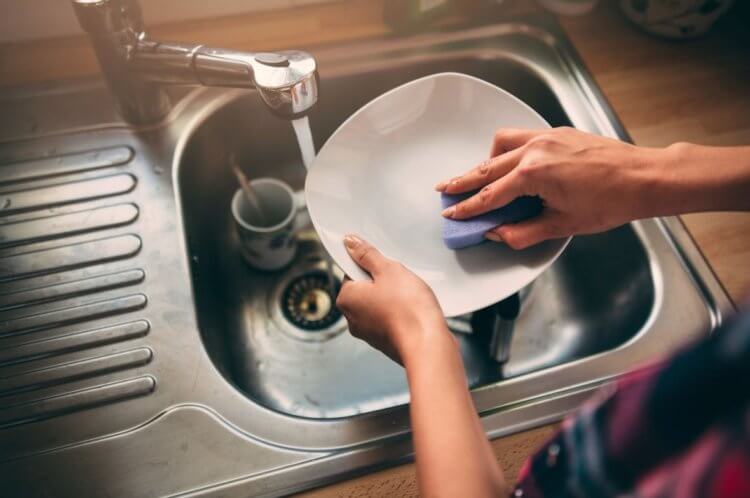 На кухонной губке много бактерий. Можно ли ею мыть посуду?