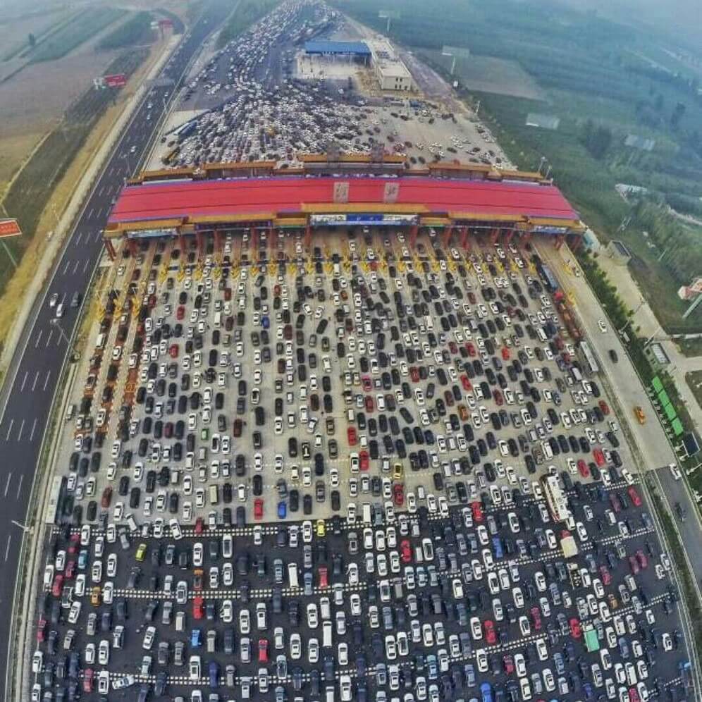 Города будущего рискуют переполниться автомобилями. Самая долгая пробка была зафиксирована в 2010 году, на территории Китая. Подробнее о самых больших пробках вы можете почитать тут. Фото.