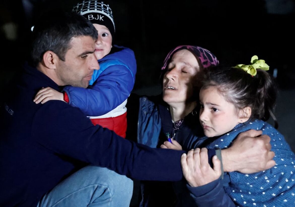 Землетрясение в Турции 20 февраля 2023 года. Люди после землетрясения в Турции 20 февраля. Фото.