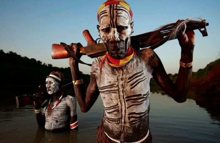 Подборка фотографий диких племен 21 века и факты об их жизни