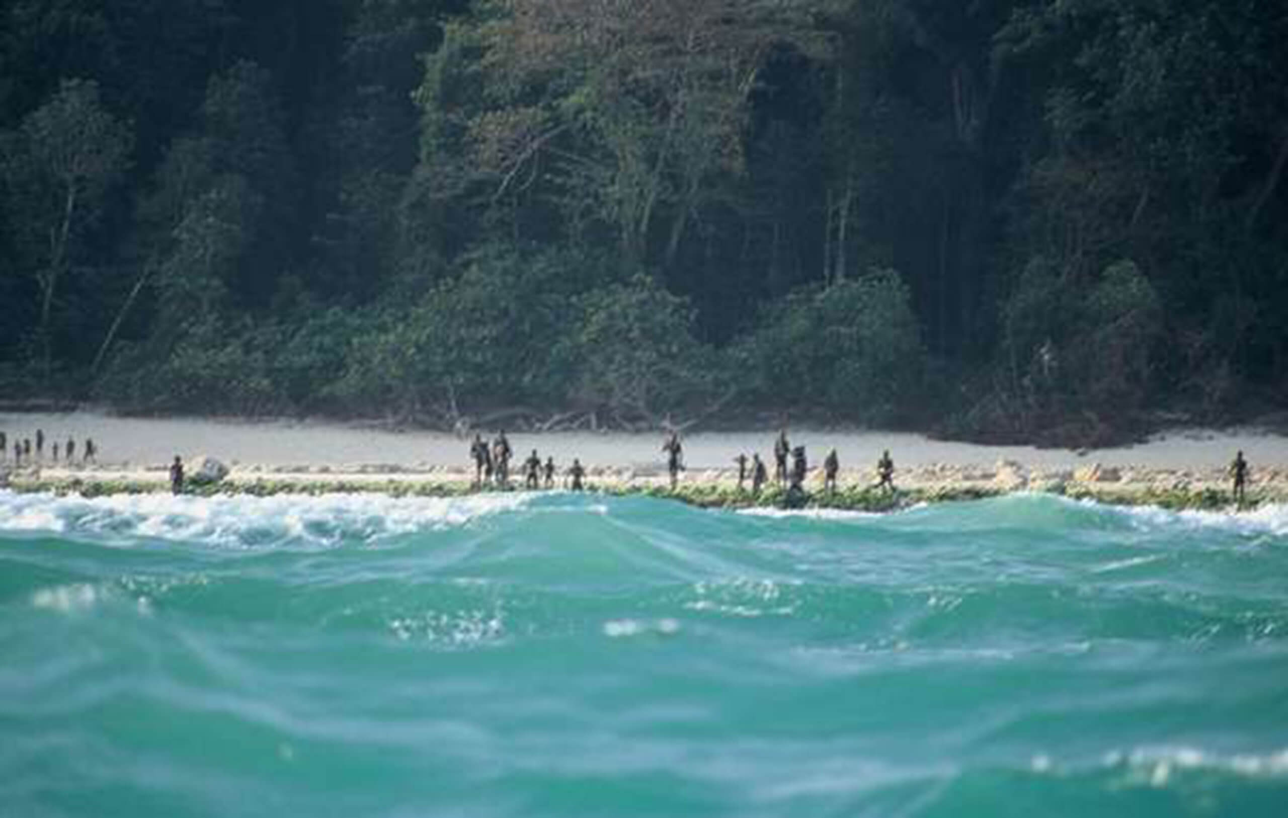 Сентинельцы — самое опасное дикое племя. Мало кто рискует подплыть к острову дикого племени, потому что в большинстве случаев это заканчивается смертьюCredit: Christian Caron. Фото.