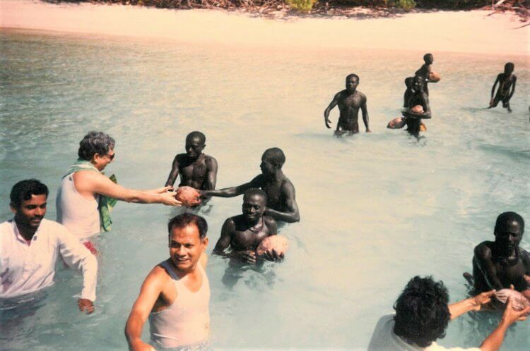 Сентинельцы — самое опасное дикое племя. Наладить контакт с сентинельцами удалось только в 1991 году, но после этого они все равно продолжили вести себя враждебно. Фото.