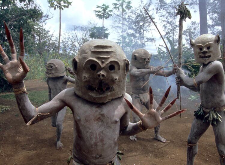 Асаро мудмен — племя из Папуа-Новой Гвинеи. Представителей племени асаро мудмен запросто принять за инопланетян. Фото.