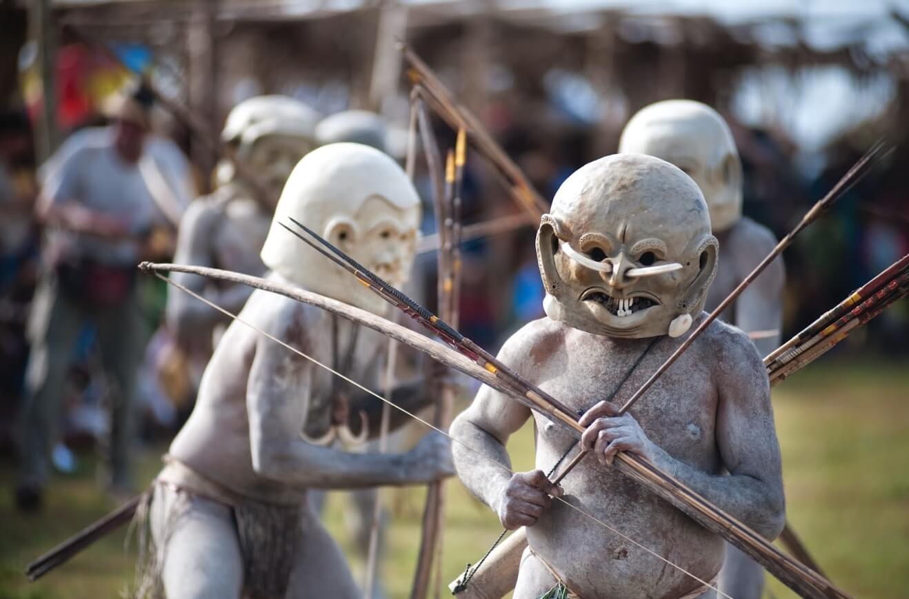 Асаро мудмен — племя из Папуа-Новой Гвинеи. Асаро мудмен каждый год устраивают зрелищные представления. Фото.