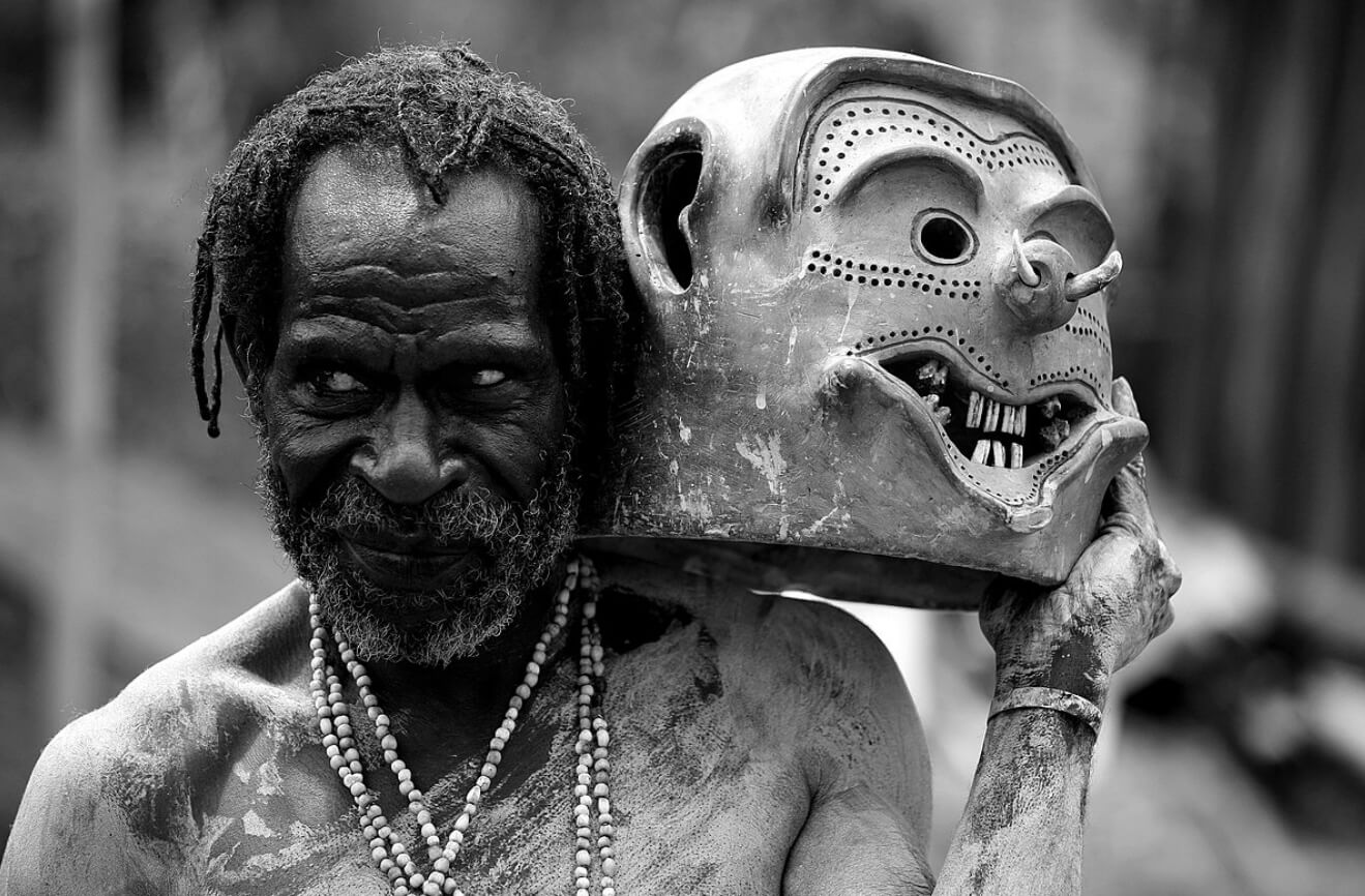 Подборка фотографий диких племен 21 века и факты об их жизни. Представитель дикого племени асаро мудмен, о котором мы поговорим чуть ниже. Фото.