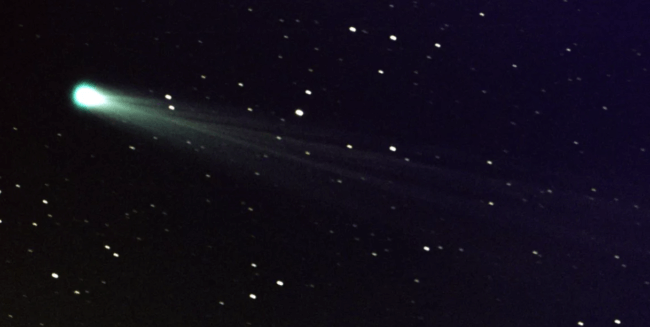 Яркая комета в следующем году затмит собой звезды. Фото.