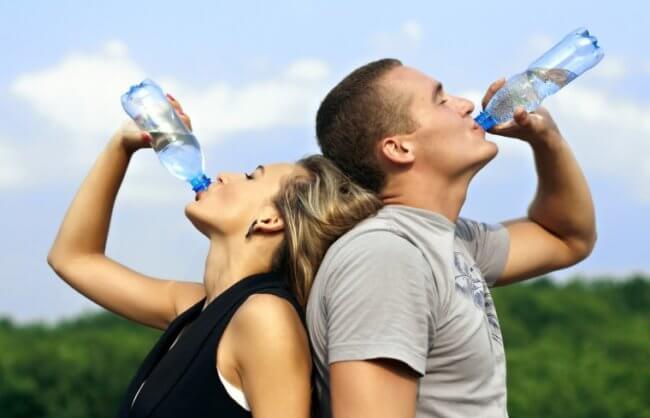 Что будет, если выпить бутылку воды с истекшим сроком годности? Фото.