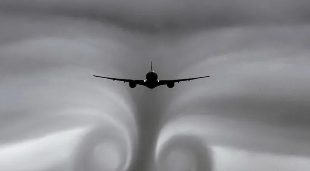 Что такое турбулентность самолета и почему она возникает? Турбулентность — одна из самых серьезных неприятностей, которая нередко случается во время авиаперелетов. Фото.