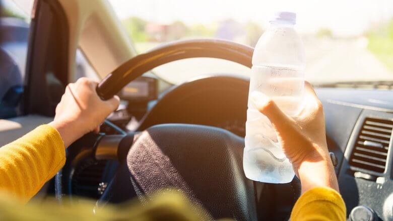 Можно ли отравиться просроченной водой? Не стоит пить воду, если она длительное время хранилась в автомобиле. Фото.